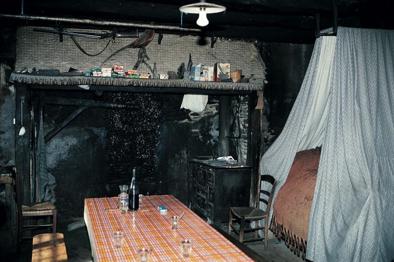  Potence (sirventa, torn) pivotante de coin du feu (canton), cuisinière et lit (lièch) avec rideaux, mai 1994
