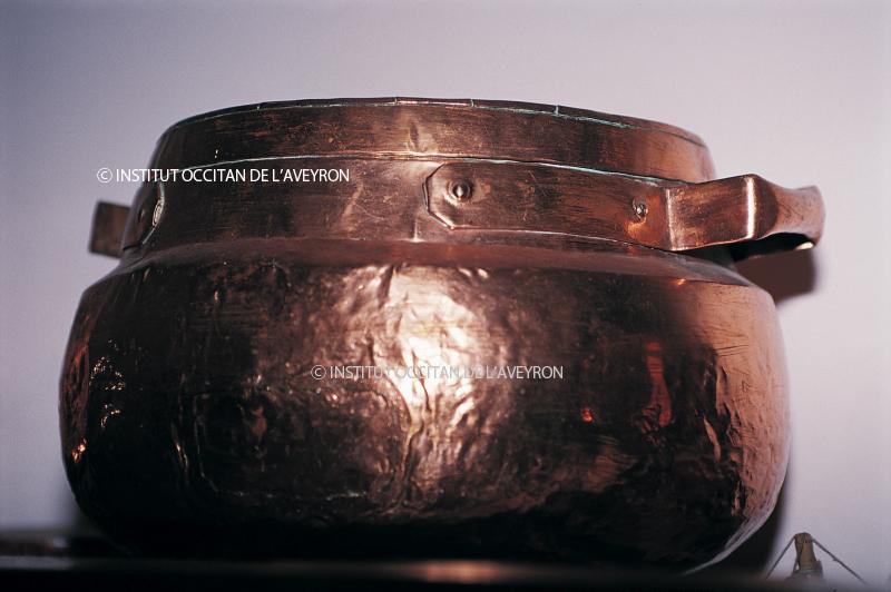  Récipient pansu (farrat ou ferrat) en cuivre à deux anses pour le transport de l'eau, secteur de Laissac, mars 1999