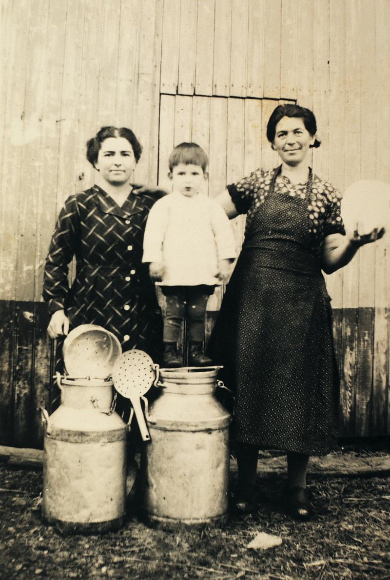 Deux femmes et un jeune garçon juché sur un bidon de lait, au Barry, 1935