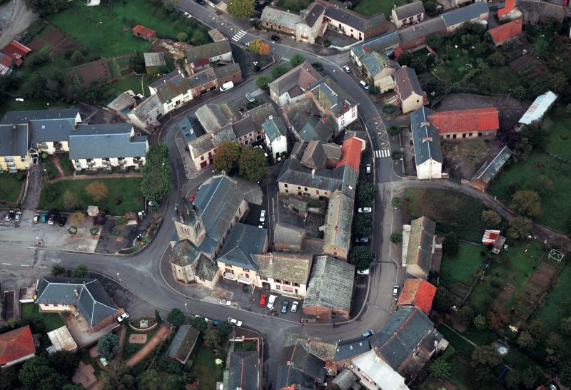 Vue aérienne du quartier de l'église (glèisa), vers 2006