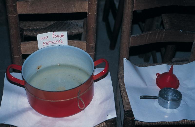  « Eau bénite exorcisée » (aiga signada)  dans une petite marmite (oleta) en émail, en Ségala (canton de Montbazens), mai 1996