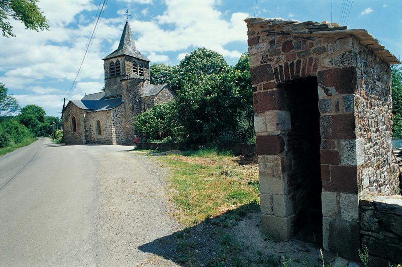  Eglise (glèisa) et four de charron (aplechaire, rodièr) pour cerclage des roues de char (ròdas de carri), à Cadayrac, juin 2001