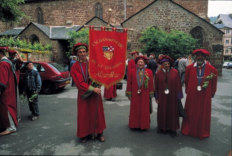  Confrères (confraires) de L'Eschansonnerie de Saint-Bourrou (Sant-Borron) costumés avec la bannière (banièja)