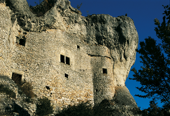  Fortifications sous un rocher (ròc), aux Baumes, près de Saint-Martin du Larzac, novembre 2003