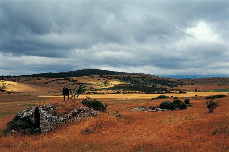 Citerne (cistèrna) couverte, pompe à eau et lavogne (lavònha) sur le causse du Larzac (secteur de Millau ouest), juillet 2003
