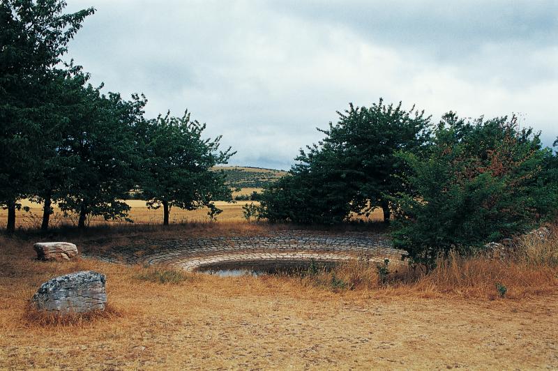  Cerisiers (cerièis) et lavogne (lavanha, lavònha), sur le causse du Larzac (secteur de Millau ouest), juillet 2003