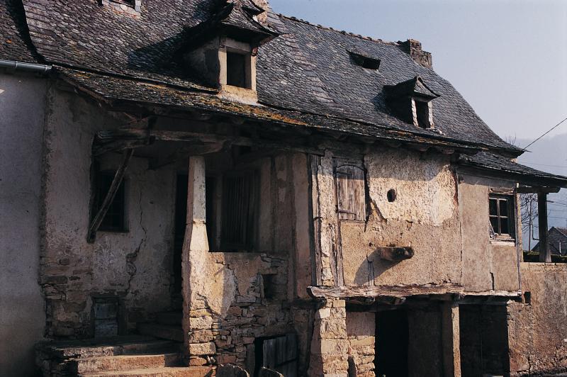 Maisons (ostals) avec balcons couverts (balets) en pierre ou en bois et égout d'évier (aiguièira), aux Fénials