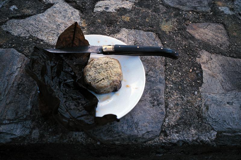 Fromage (cabecon) déballé d'une feuille de noyer (noguièr) et couteau laguiole (cotèl laguiòla), juin 2000