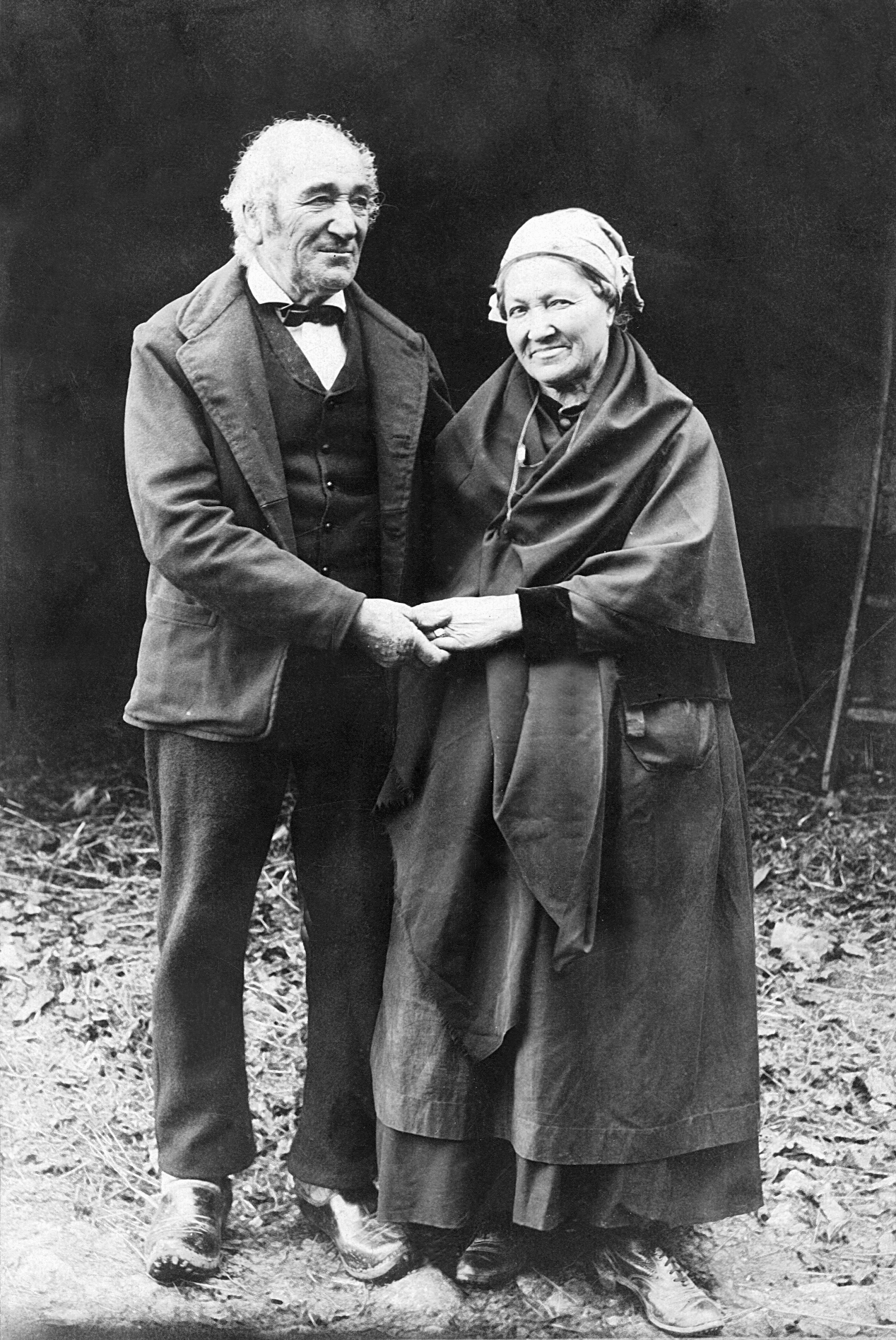 Couple (coble) se tenant par la main pour leurs noces d'or, à La Fage, vers 1885