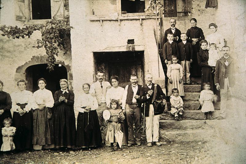  Famille et facteur (portur) devant l'escalier de la maison (ostal), à Béteille, vers 1905
