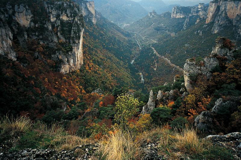 Vue de la vallée de la Jonte (Jònte), entre Rouergue (Roergue) et Gévaudan (Gavaldan), novembre 1999