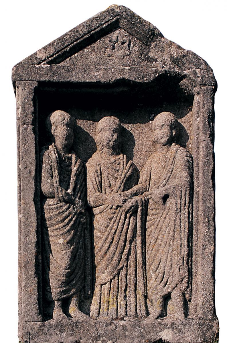 Stèle anépigraphe de l'époque romaine, représentation de trois personnages en toge, décembre 1998