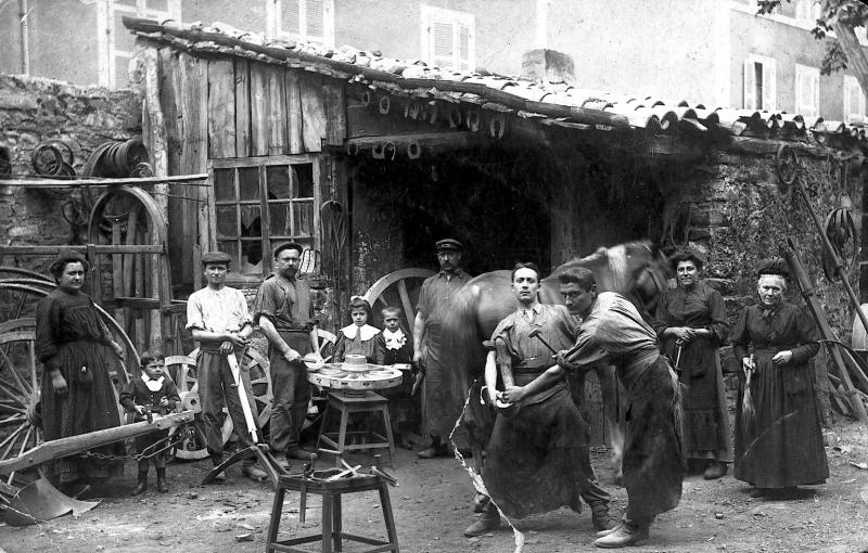  Temps de pause durant ferrage d'un équidé et cerclage d'une roue en bois à la forge (farga) Gavalda, rue de la Liberté, 1908
