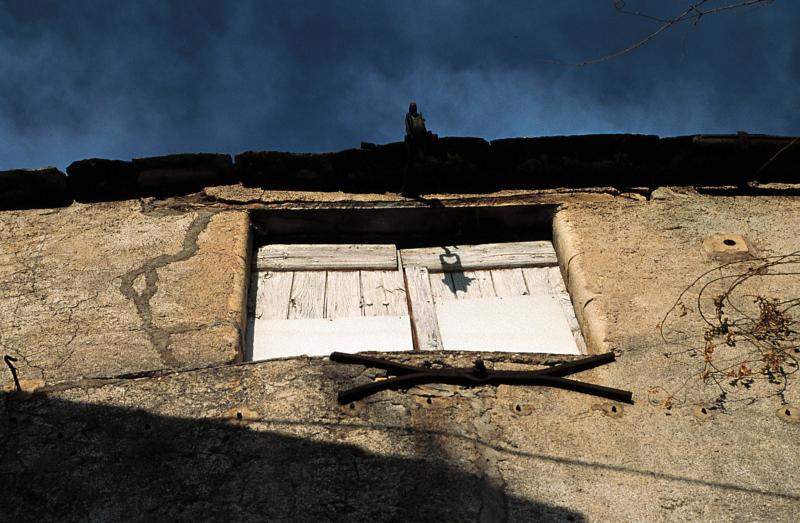 Poulie (carrèla) installée sur un linteau (lindal, lundar) de fenêtre de mur-pignon (capial) et clef de tirant, décembre 1998