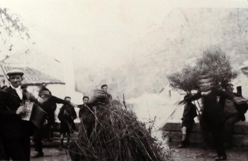 Accordéoniste (acordeonista) et jeunesse faisant la ronde autour d'un feu de joie (radal) de mariage, avril 1936