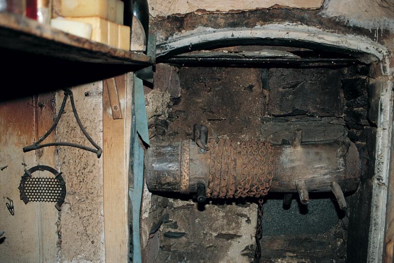  Tour (torn) à chaîne (cadena) de puits (potz) situé à l'intérieur d'une maison (ostal), aux Magabiès, novembre 1990