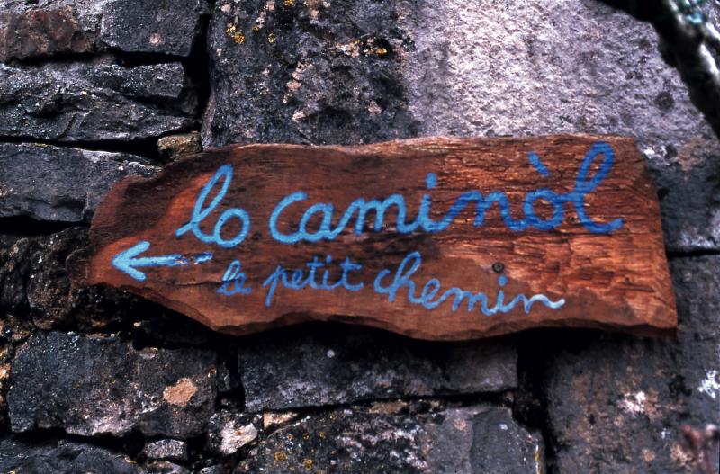 Panneau indicateur en bois en français et en occitan, sur le Causse comtal, janvier 2004