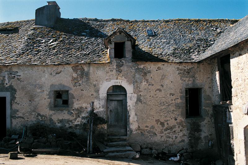 Façade de maison (ostal) et clef d'arc en anse de panier historiée 1711, en Ségala (secteur de Rieupeyroux), octobre 1998