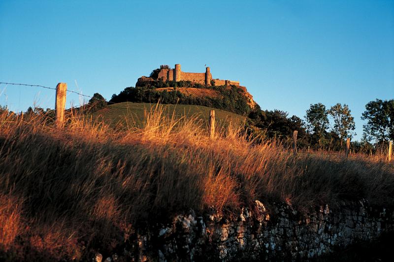 Enceinte fortifiée et remparts (emparas) du château (castèl), septembre 1996