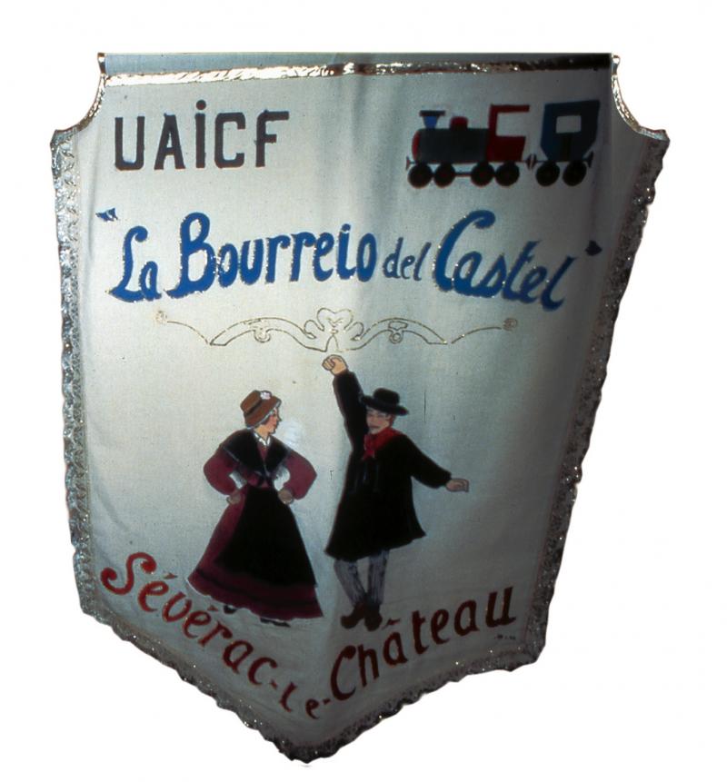 Bannière (banièja) du groupe folklorique La Bourreio del Castel [La Borrèia del castèl] avec inscriptions en français et en occitan, avril 1996