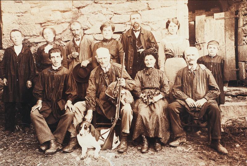  Famille autour d'un chasseur (caçaire), au Mas de Vinagre, 1913