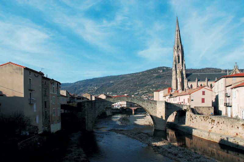  Pont à dos d'âne du XIIIe siècle et clocher (cloquièr), 2010