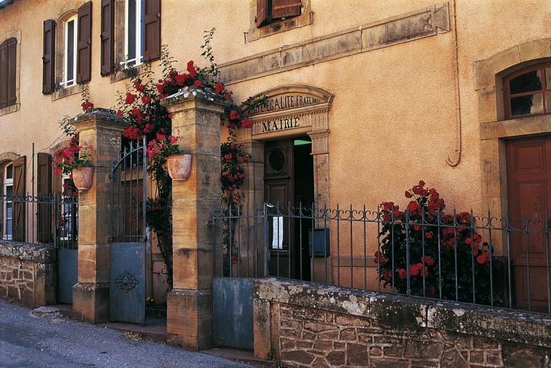 Portail (portal), grille en fer forgé et porte d'entrée de la mairie (comuna, ostal comun) avec devise de la République française sur le linteau (lindal, lundar), juin 2002