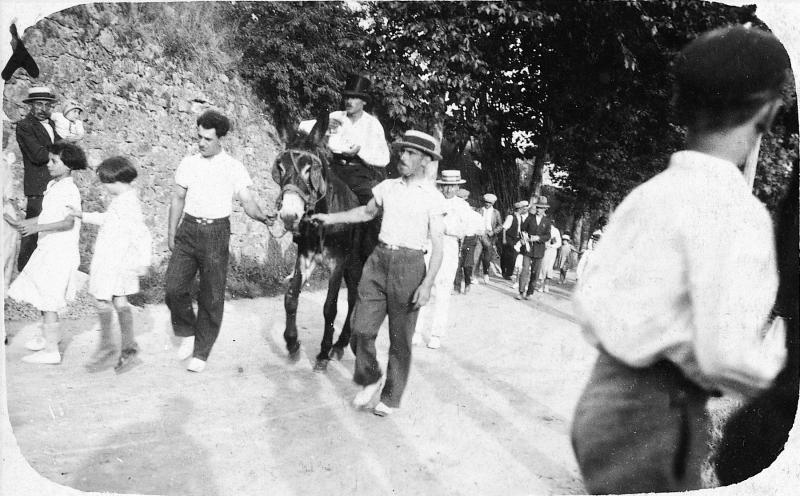 Promenade d'un marié (nòvi) de l'année sur un âne : « montar de l'ase » 1933