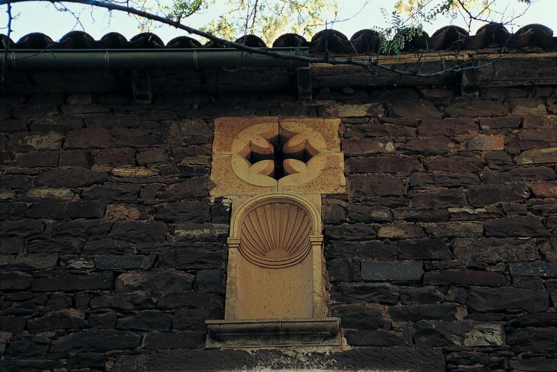 Niche surmontée d'une croix occitane ajourée en pierre calcaire, mai 2002