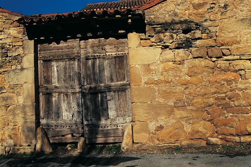  Portail (portal) couvert d'entrée de cour de ferme (bòria) et chasse-roues (cacharòdas), vers Le Bournac, janvier 2001