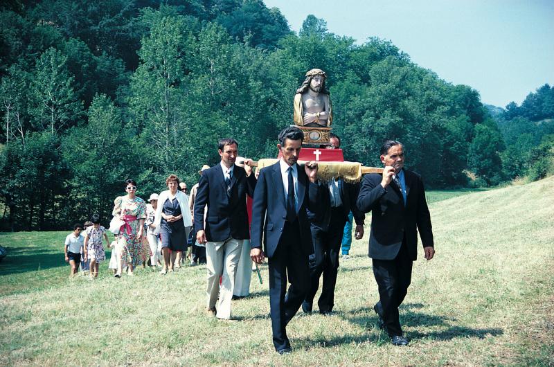 Procession avec quatre homme portant le buste reliquiare de la Sainte-Epine (Santa-Espina), juillet 1987