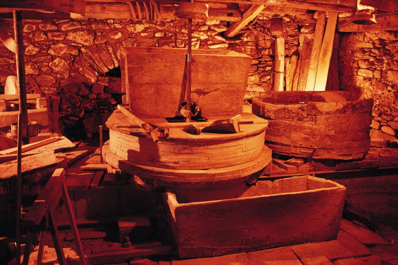 Intérieur et mécanisme du moulin (molin) hydraulique de La Tourre, août 1991