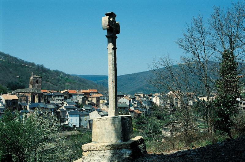 Croix (crotz) en pierre historiée 1342 avec inscription en occitan sur son socle, à Belvezet, avril 1992
