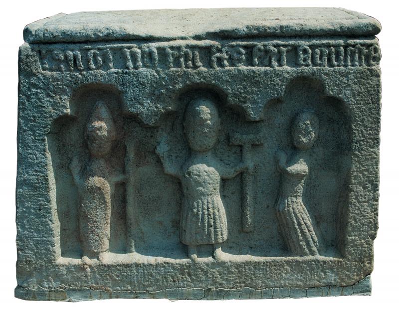Croix (crotz) en pierre historiée 1342 avec inscription en occitan sur son socle, à Belvezet, avril 1992