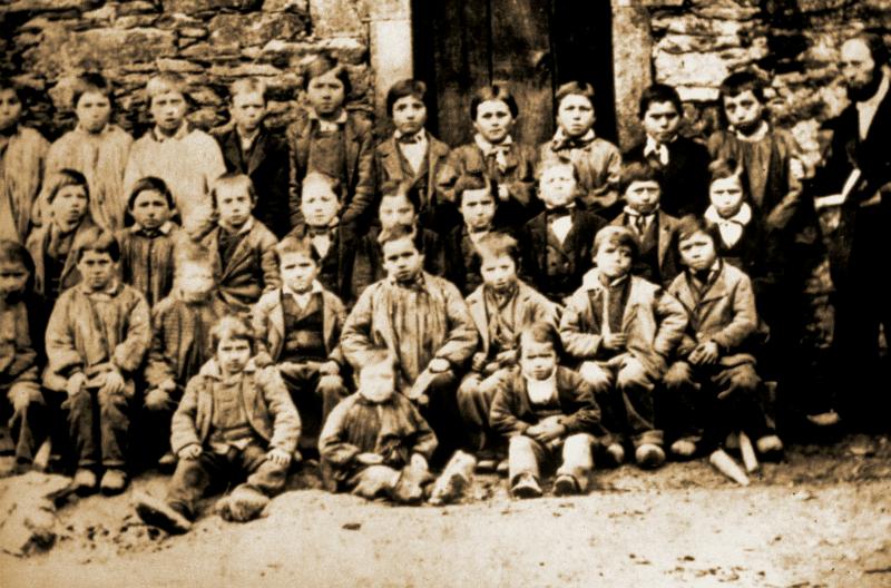 Ecole (escòla) des garçons avec jeu de quilles (quilhas), à La Bastide Teulat, 1864 (?)