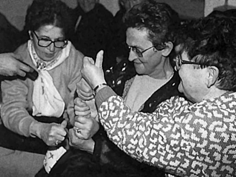  Trois femmes réalisant la formulette jeu “Ponhet cusset”, vendredi 6 mars 1991