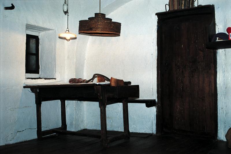 Table (taula), taille-pain (talhapan) et couvre-pain (acaptapan) mobile, à La Piale de Castanet (82)