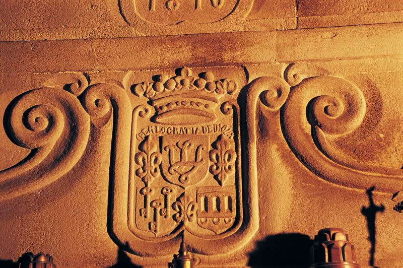 Armoiries de la famille de Vezins avec devise en occitan sur linteau (lindal, lundar) historié 1870 de cheminée (canton), avril 2001
