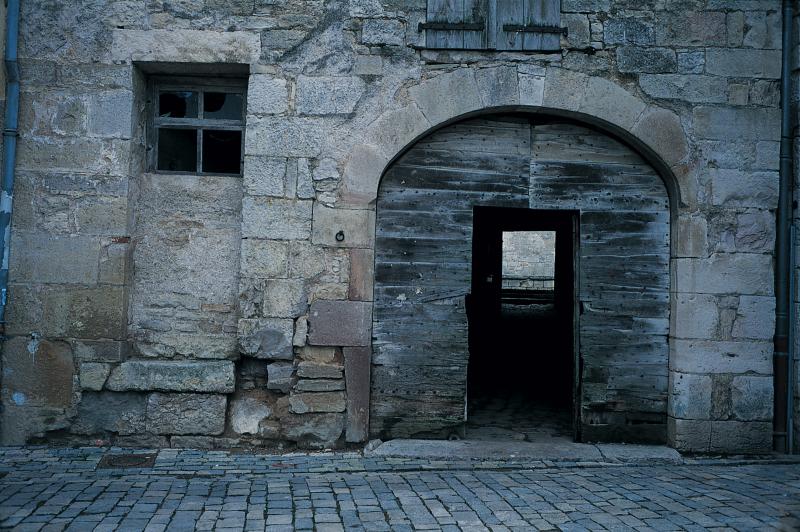Portail (portal) avec arc en anse de panier de remise (remesa), rue pavée, janvier 1995