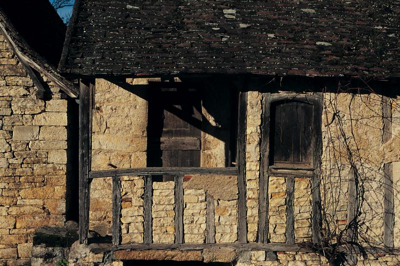 Façade de maisonnette (ostalon) avec ossature en bois (clapet, corondat) remplis de pierres de taille et balcon couvert (balet), à Camboulan, février 1995