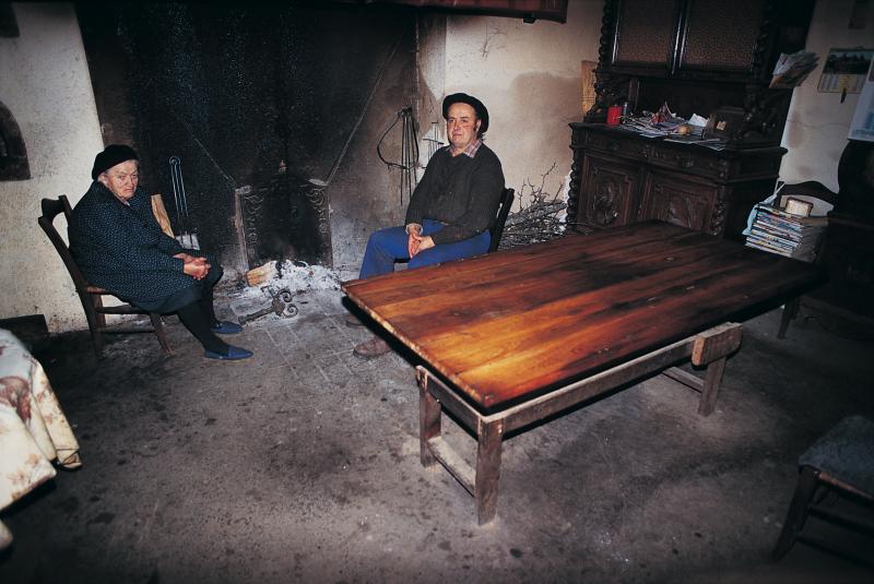 Mère et fils assis au coin du feu (canton) et table maie (taula mag), aux Farguettes, janvier 1996