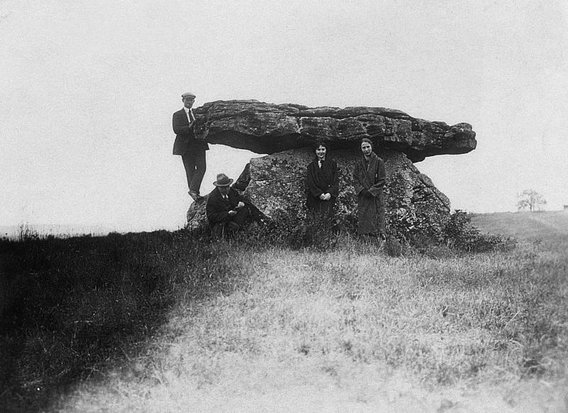 Quatre personnes devant le dolmen (pèira levada) de Tiergues, 1912