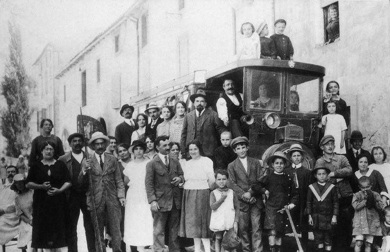 Villageois (vilatjors) devant un autobus, 1923