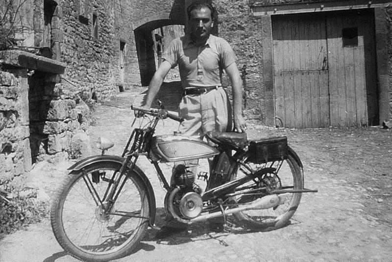  Homme au pied de sa motocyclette, 1944-1945