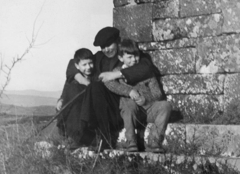 ​Curé (curat) de Ségonzac et deux garçons assis, 1962