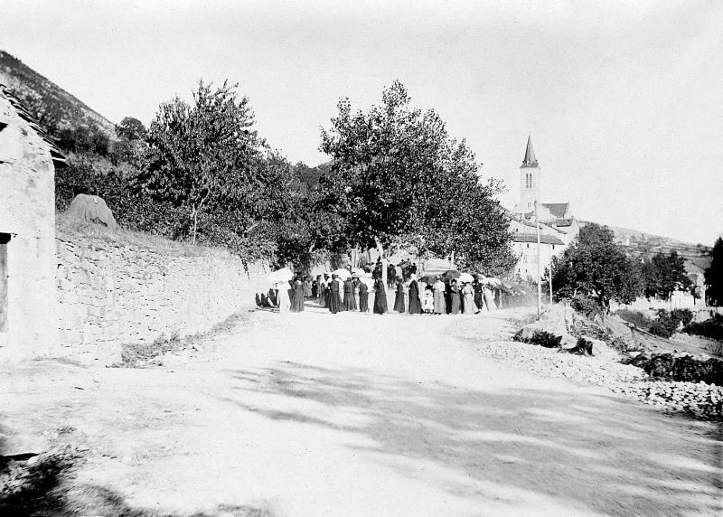Parroissiens (parroquians) en procession pour un 15 août, années 1900