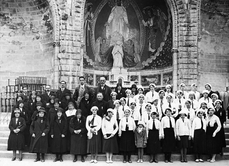 Parroissiens (parroquians), religieuse (sòrre, sur), curé (curat) et Bérets blancs, à Lourdes (65), 1931