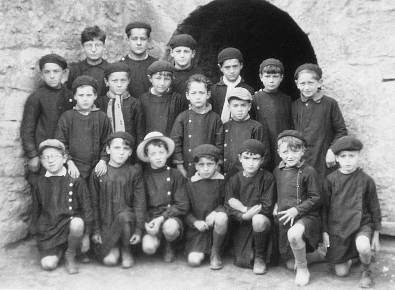 Ecole (escòla) des garçons, 1935