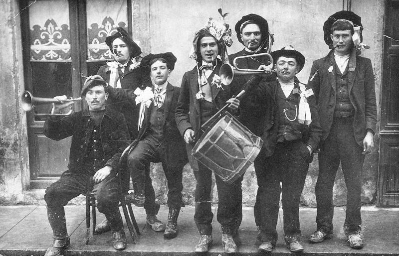 Conscrits avec joueurs de tambour (tamborinaire), de clairon (claron) ou trompette (trompetaires), du Saint-Affricain ou Vabrais (secteur de Saint-Affrique), 1871