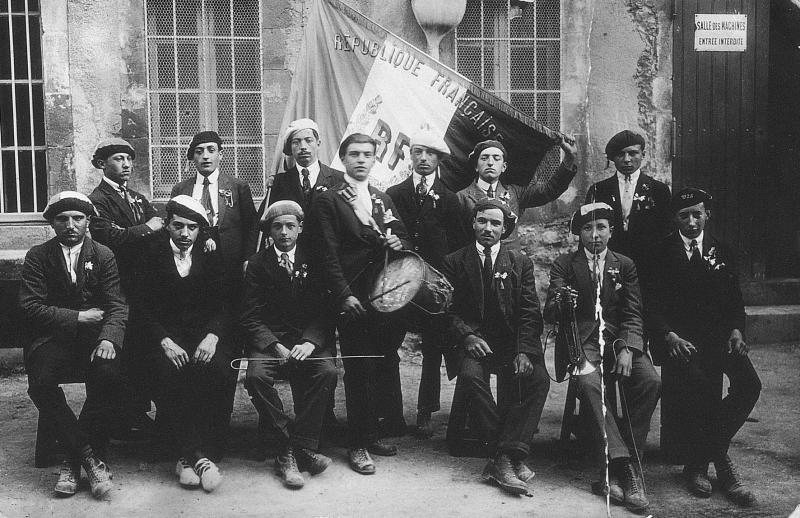 Conscrits avec joueurs de tambour (tamborinaire), de clairon ou trompette (trompetaires), du Saint-Affricain ou Vabrais (secteur de Saint-Affrique), 1915-1920